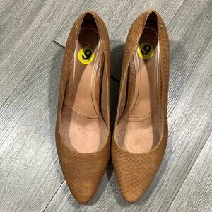 Vionic Madison Mia Snakeskin Embossed Tan Pointed Toe Pumps size 9